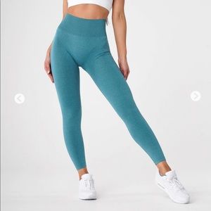 NVGTN Solid Seamless Leggings in Teal